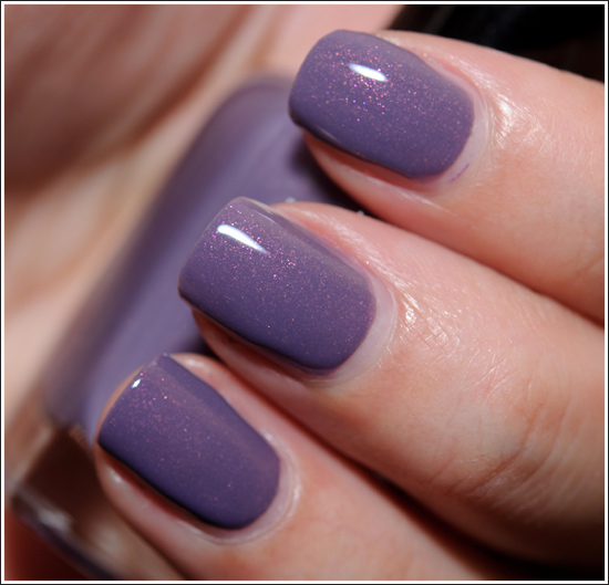 Как сделать фиолетовый цвет из лака для ногтей.
